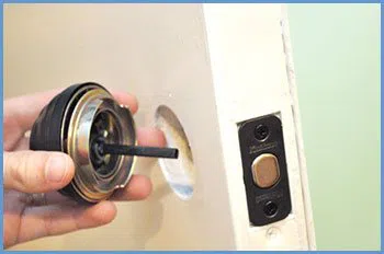 State Locksmith Services Bell, CA 323-741-3394 - 5-change-locks-service